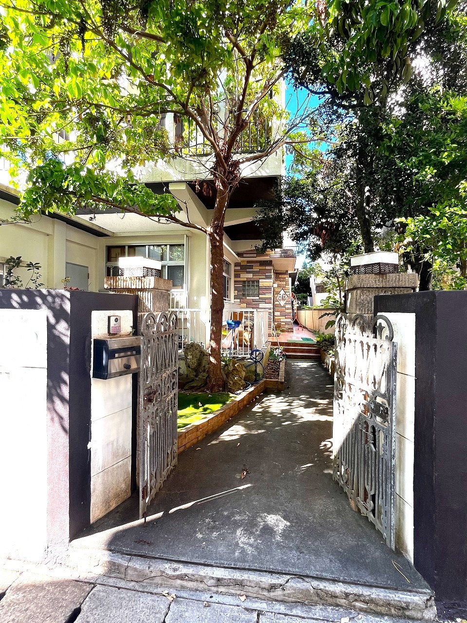 平良西里　北給油所近く　RCB造2階建　建物79坪　土地84坪