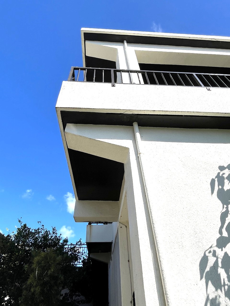 平良西里　北給油所近く　RCB造2階建　建物79坪　土地84坪