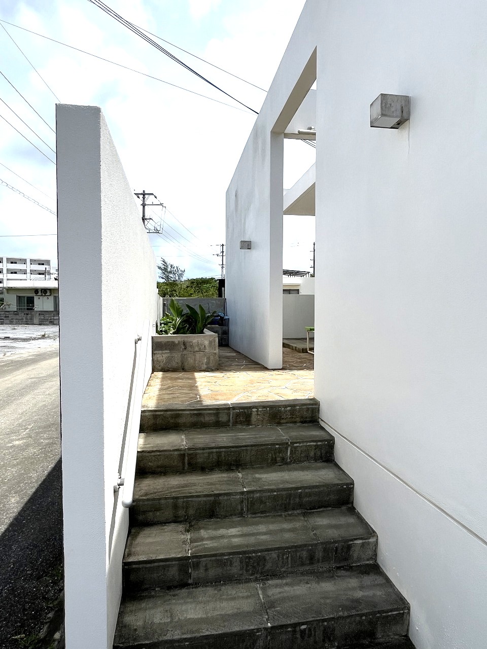 平良久貝　稲村耳鼻科近く　RC造平屋建　建物38坪　土地100坪
