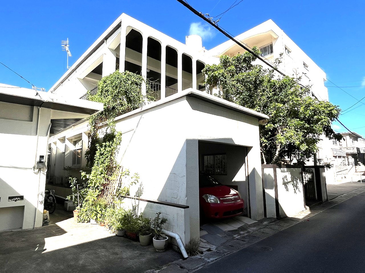 平良西里　北給油所近く　RCB造2階建　建物79坪　土地84坪