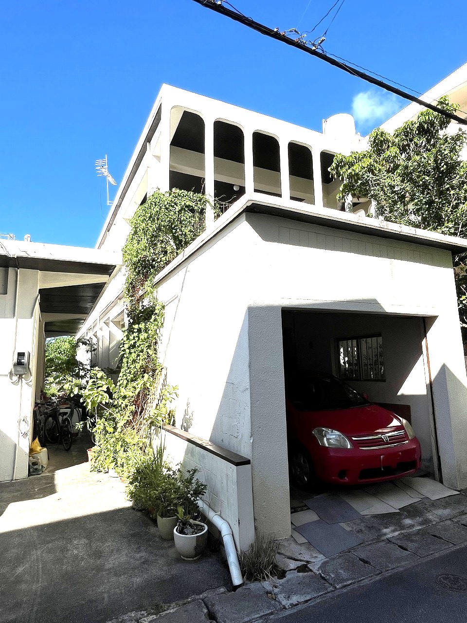 平良西里　北給油所近く　RCB造2階建　建物79坪　土地84坪