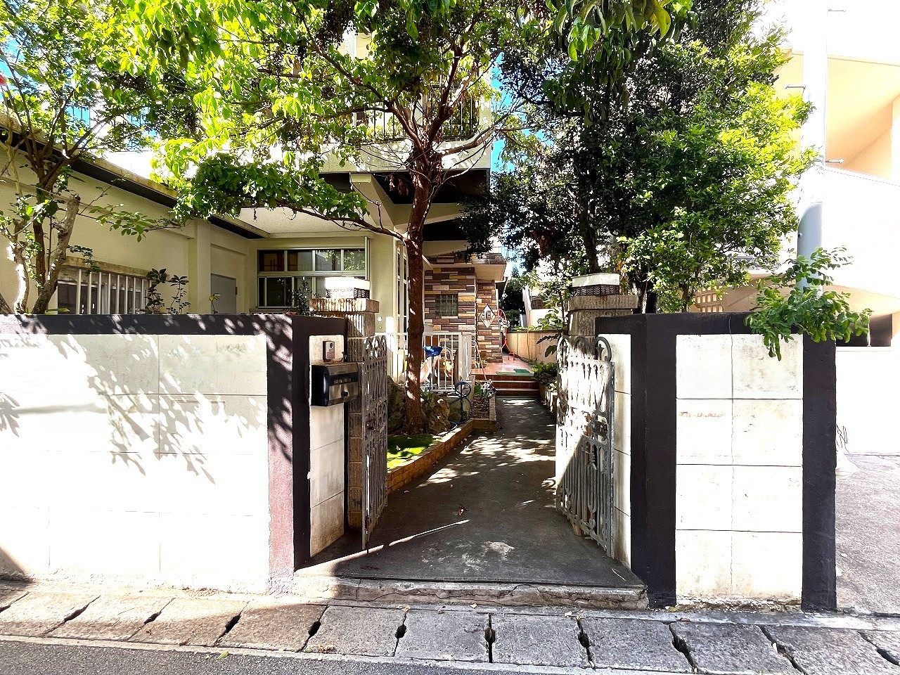 平良西里　北給油所近く　RCB造2階建　建物79坪　土地84坪