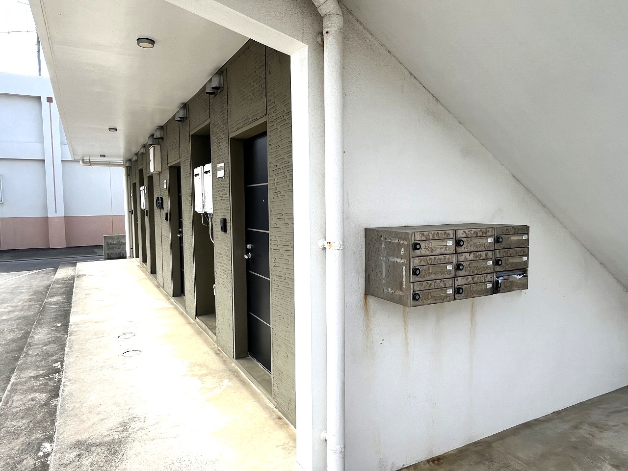 平良下里　腰原公民館隣り　RC造　2階建て8戸