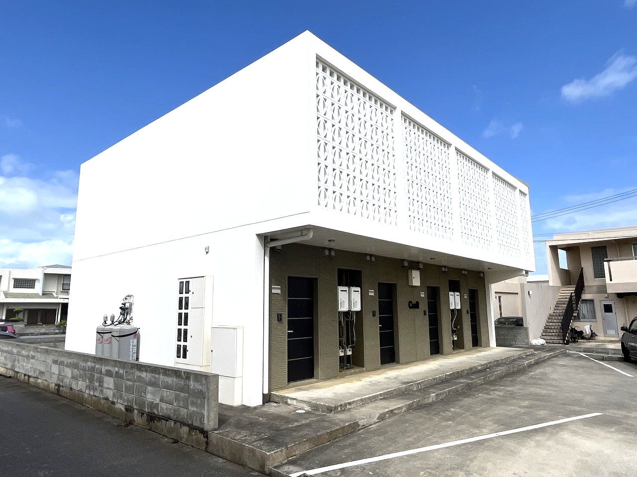 平良下里　腰原公民館隣り　RC造　2階建て8戸