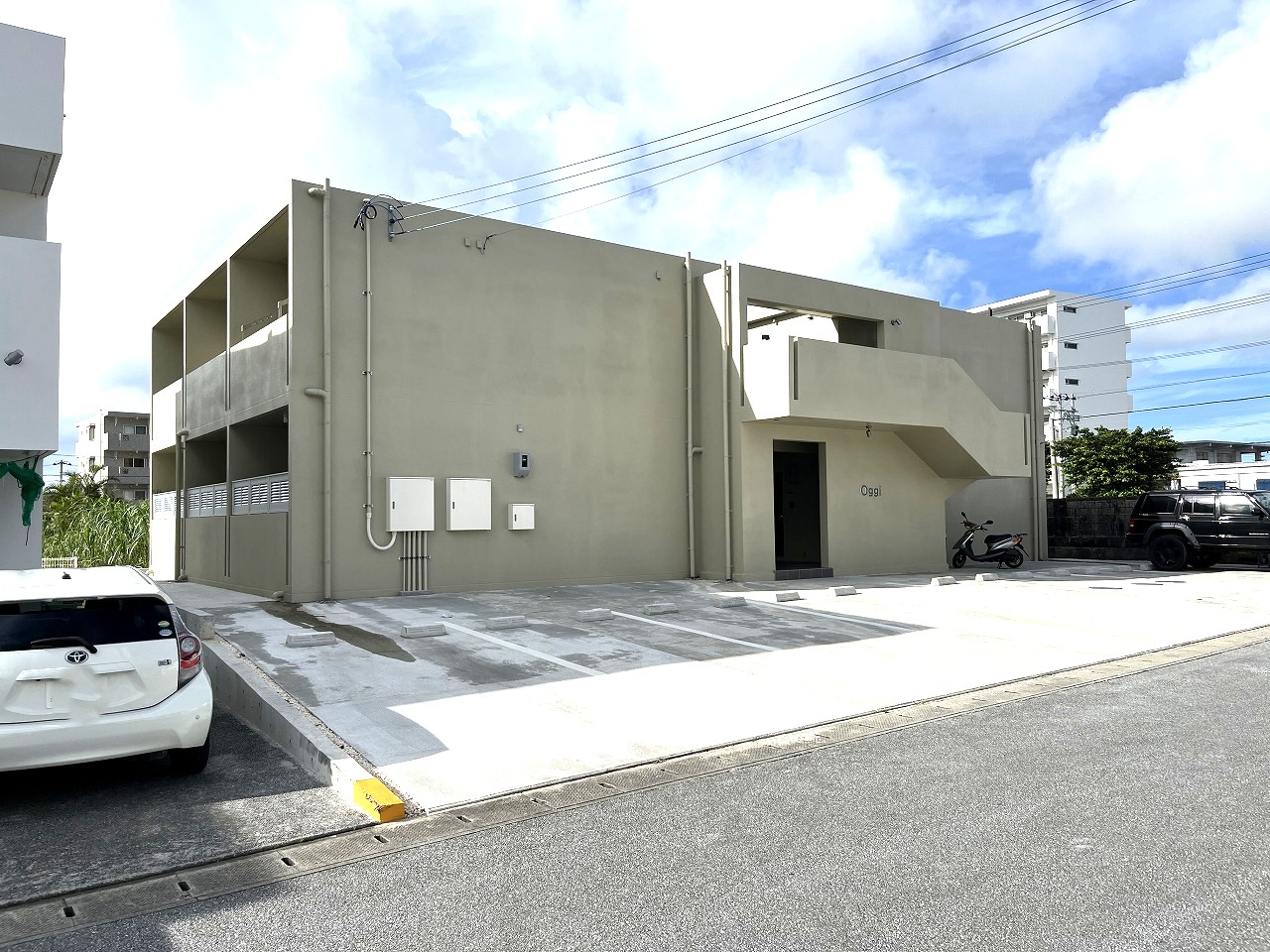 平良松原　徳洲会病院近く　RC造　2階建て12戸
