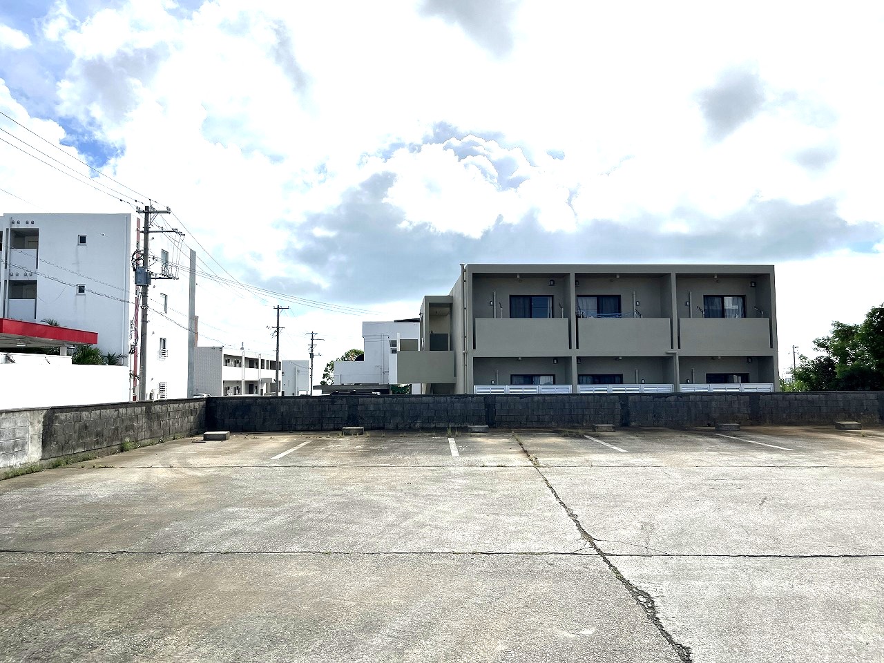 平良松原　徳洲会病院近く　RC造　2階建て12戸