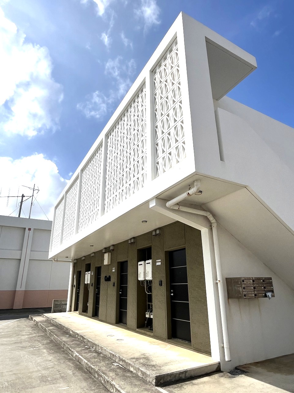 平良下里　腰原公民館隣り　RC造　2階建て8戸