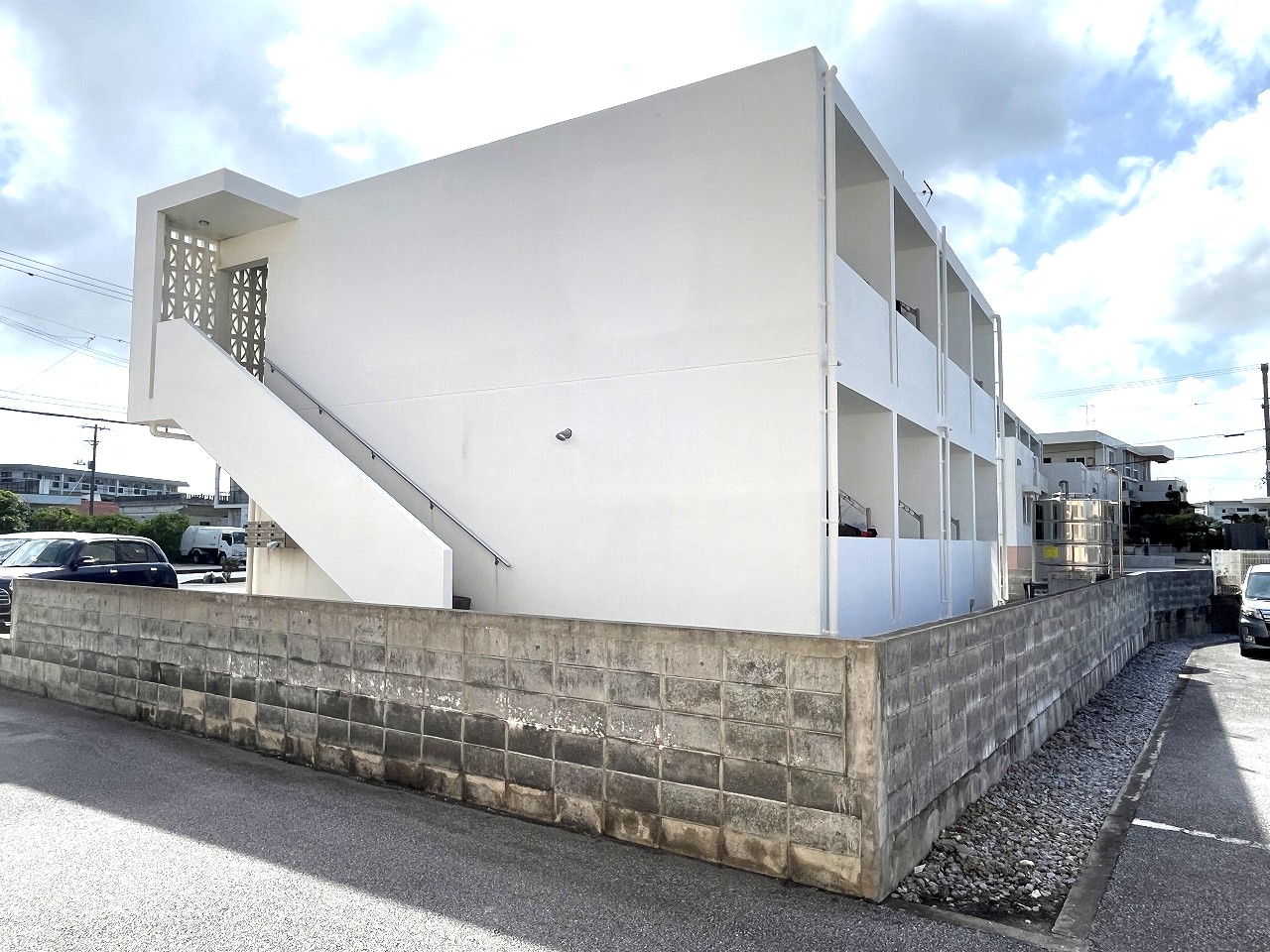 平良下里　腰原公民館隣り　RC造　2階建て8戸