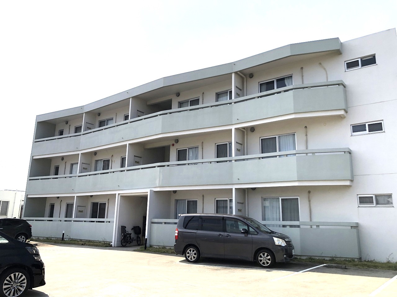 平良久貝　かねひでみゃーく久松市場近く　RC造　3階建12戸　