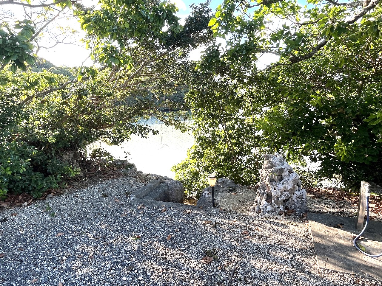 伊良部国仲　入り江が目の前　RC造平屋建　建物18坪　土地397坪
